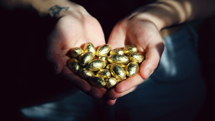an image of a hand holding gotten seeds that have a lot of value depicting customer lifetime value