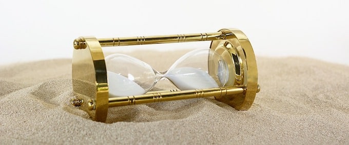 an image of a hour glass, with the sands spread evenly in between.
