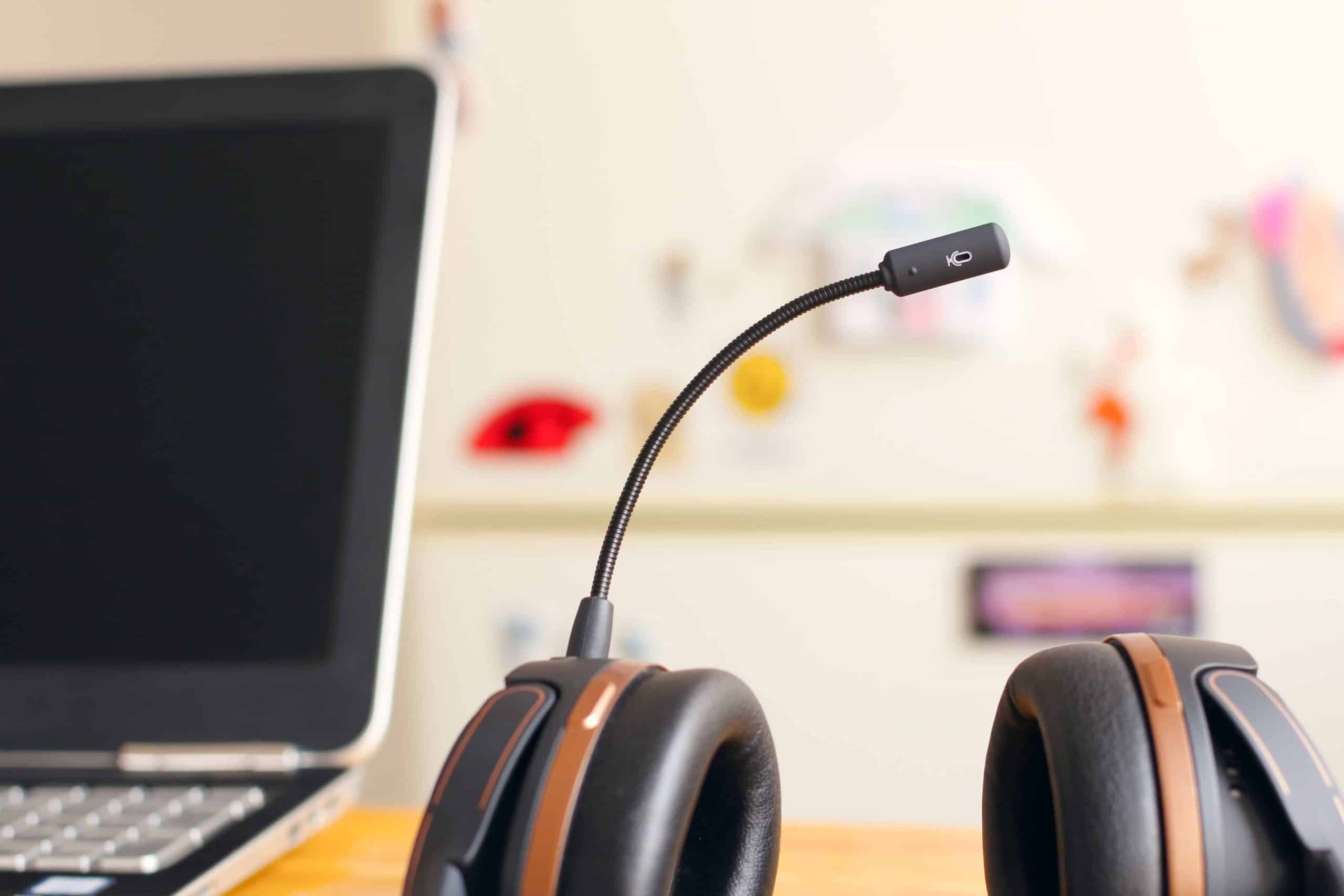 an image of a customer care support headphone and mic used to talk to customers